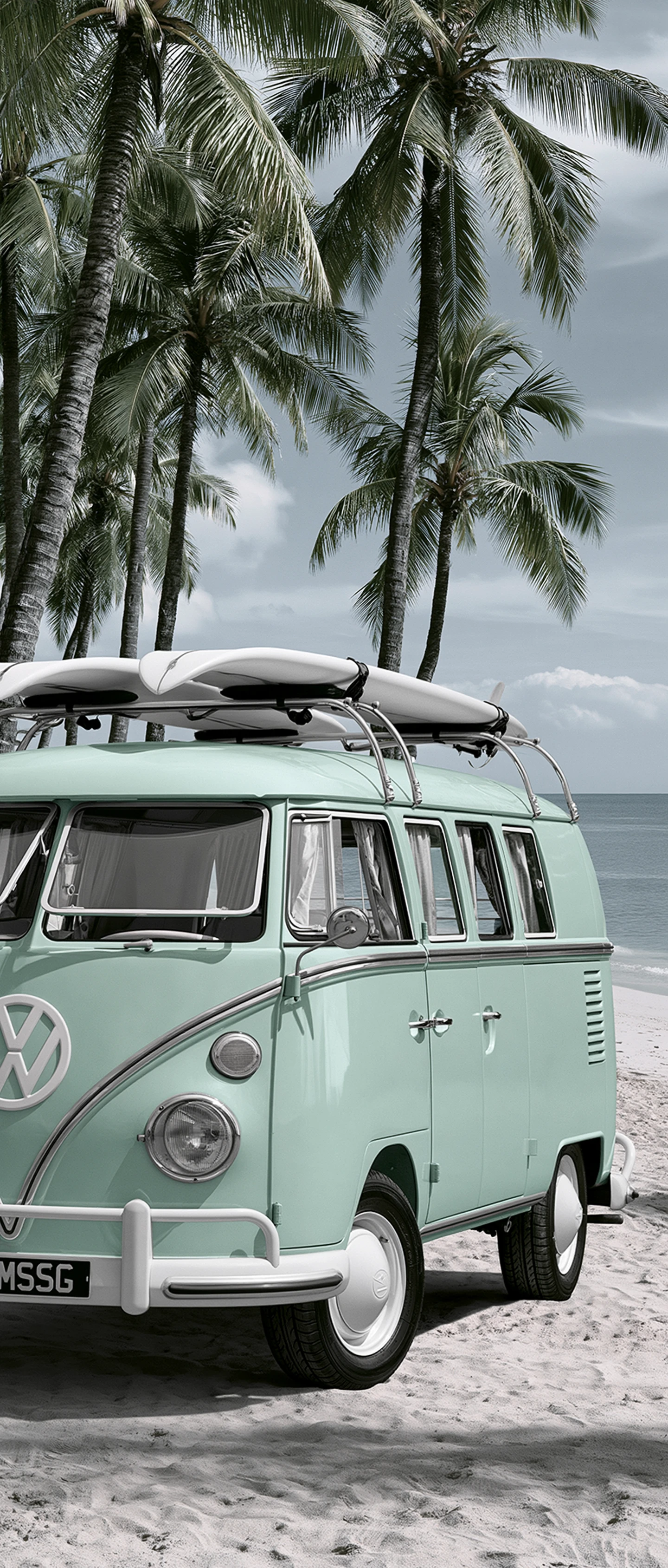 Van aménagé vintage avec des planches de surf sur une plage paisible