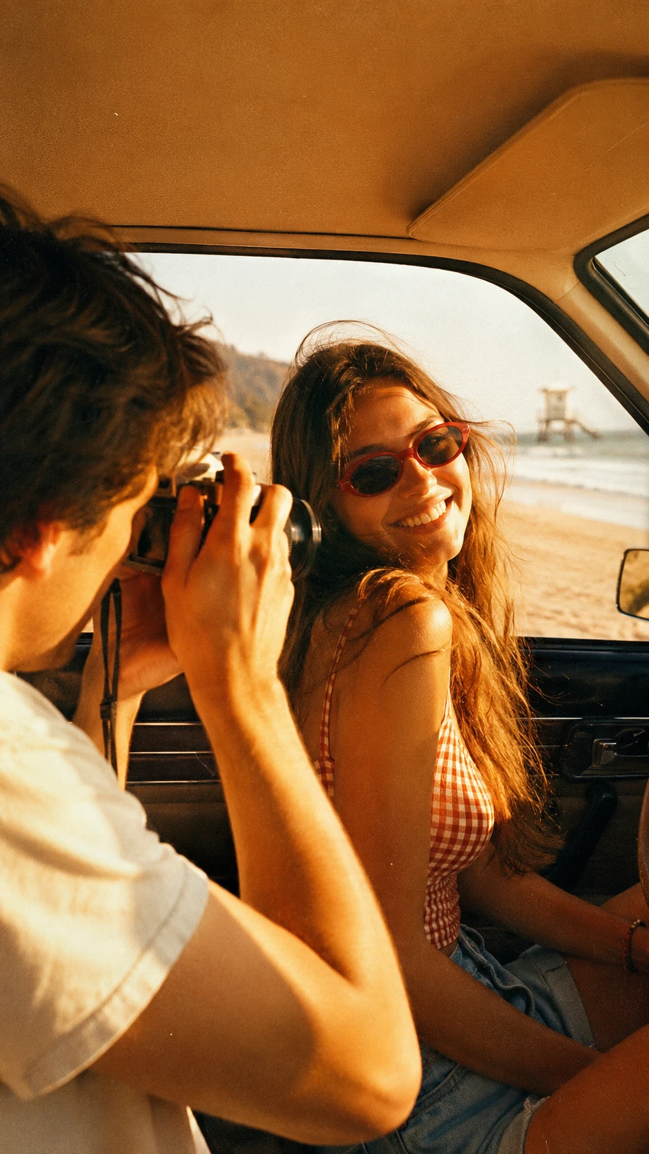 Garota sorridente de óculos de sol vermelhos posando em um carro