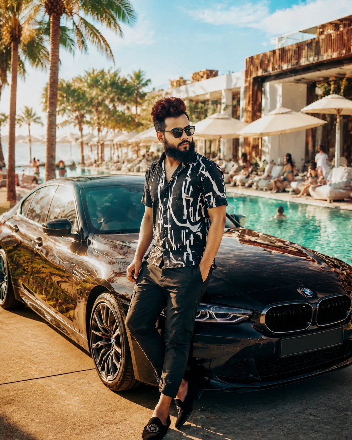 Carro estiloso à beira da piscina de um resort com homem fashion