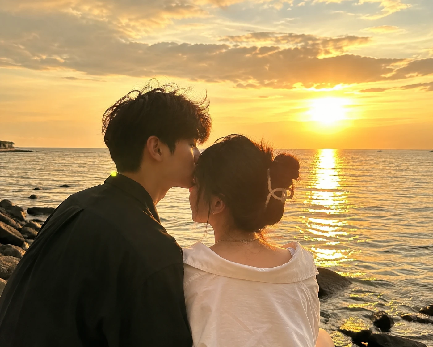 Couple romantique au bord de la mer sous une douce lumière ensoleillée