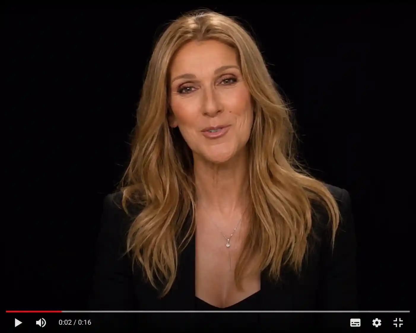 Retrato em busto de Celine Dion contra fundo preto profundo