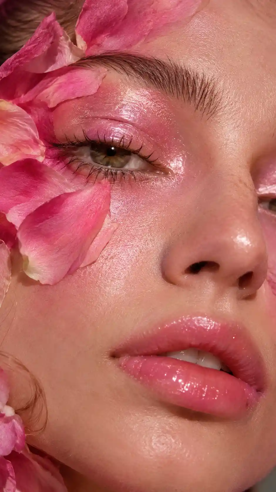 Retrato de beleza em close extremo com maquiagem rosa inspirada em flores