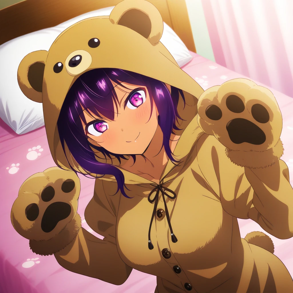 Garota de anime de pele escura sorridente em uma fantasia fofa de urso