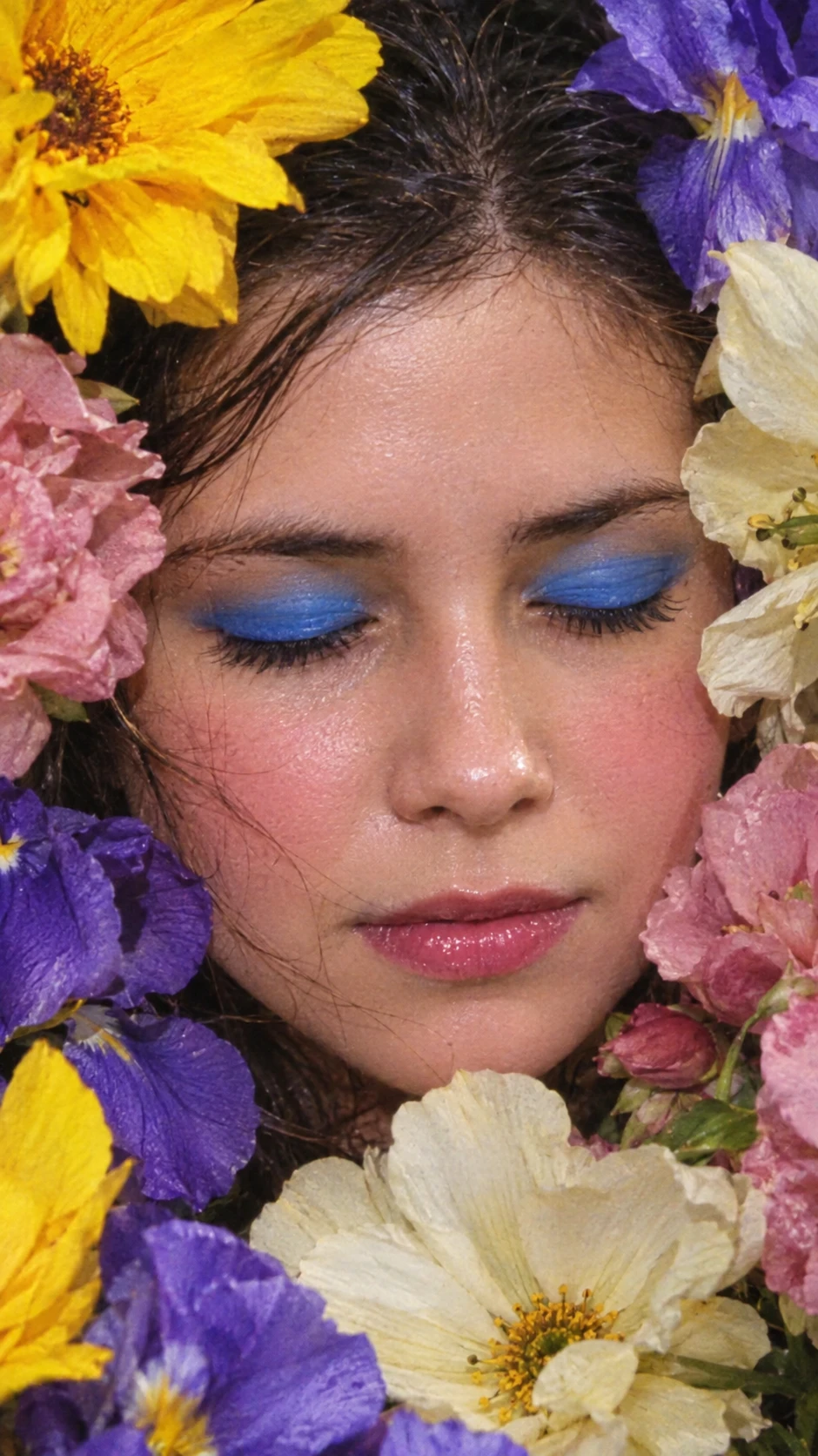 Beleza Y2K: close-up de mulher emoldurada por flores frescas