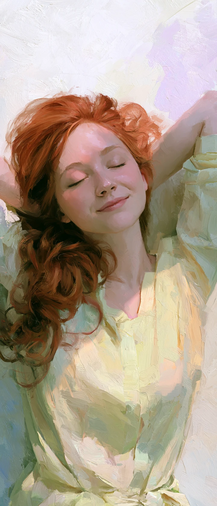 Mulher ruiva reclinada com camisa amarela diante de um fundo pastel texturizado