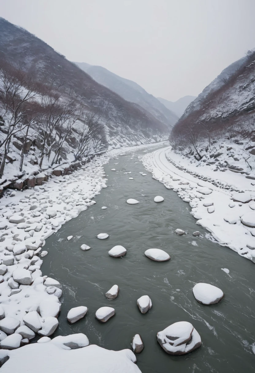 雪覆山峰下的韓國冰封河流