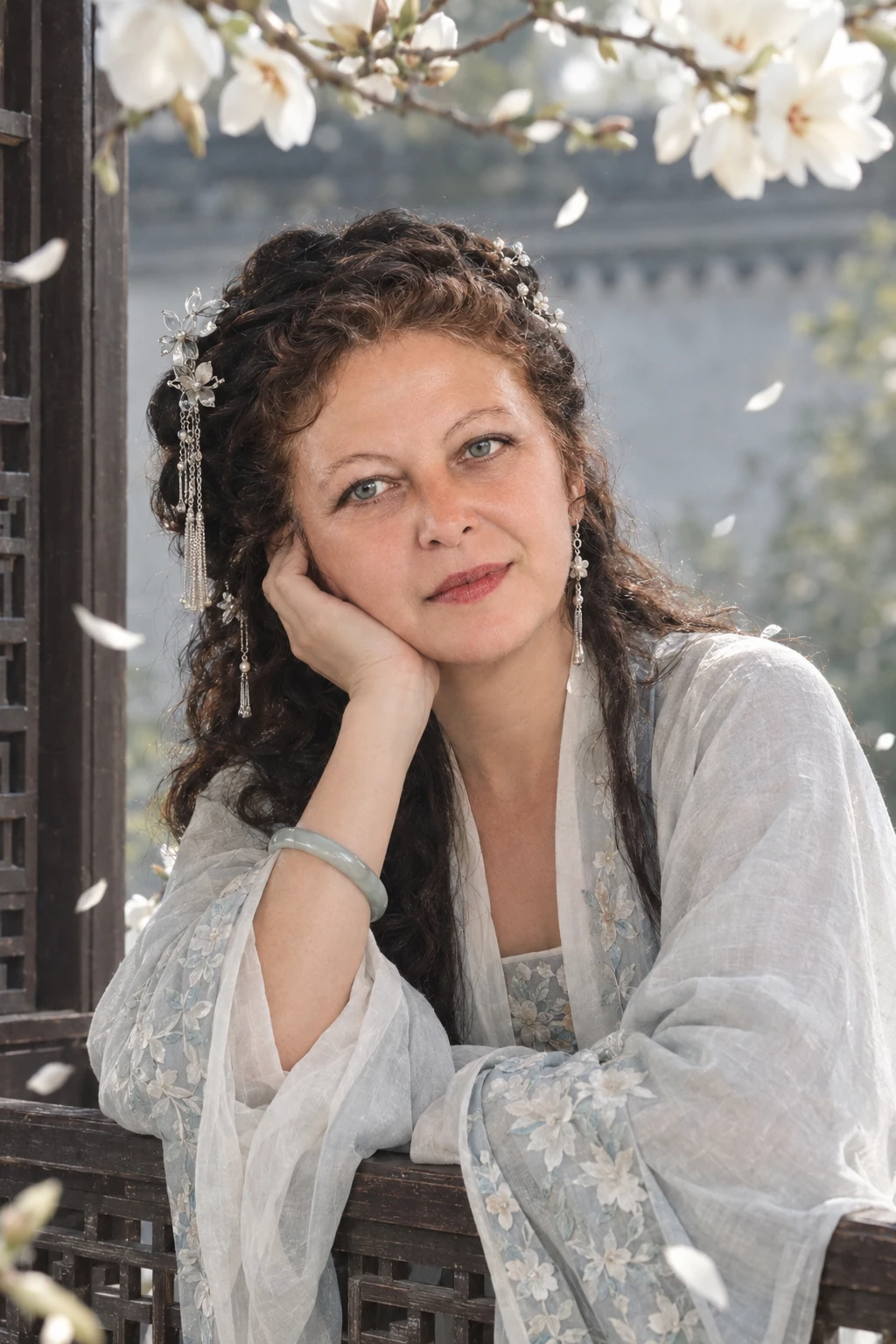 Uma mulher com um hanfu tradicional descansa junto a uma janela de madeira entalhada