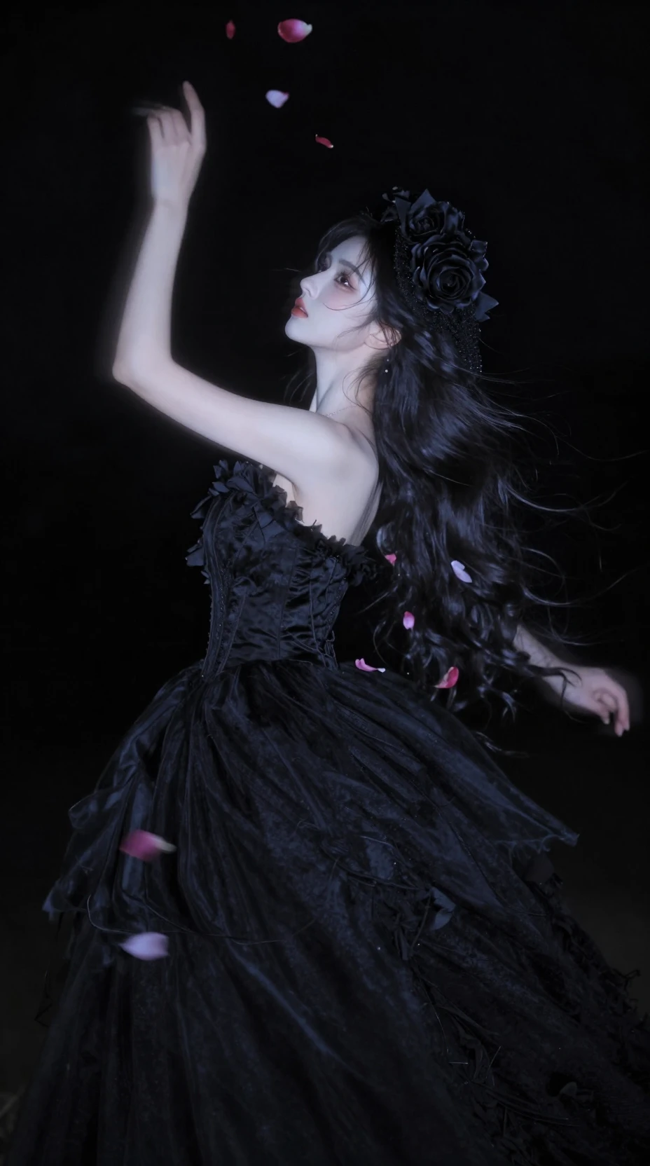 Uma mulher surge da escuridão com um vestido preto e um fascinator de rosas