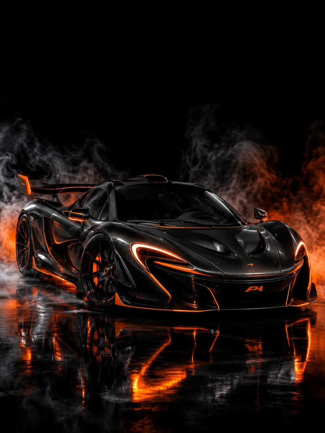 Um McLaren P1 de fibra de carbono rodeado por luzes laranja e fumaça