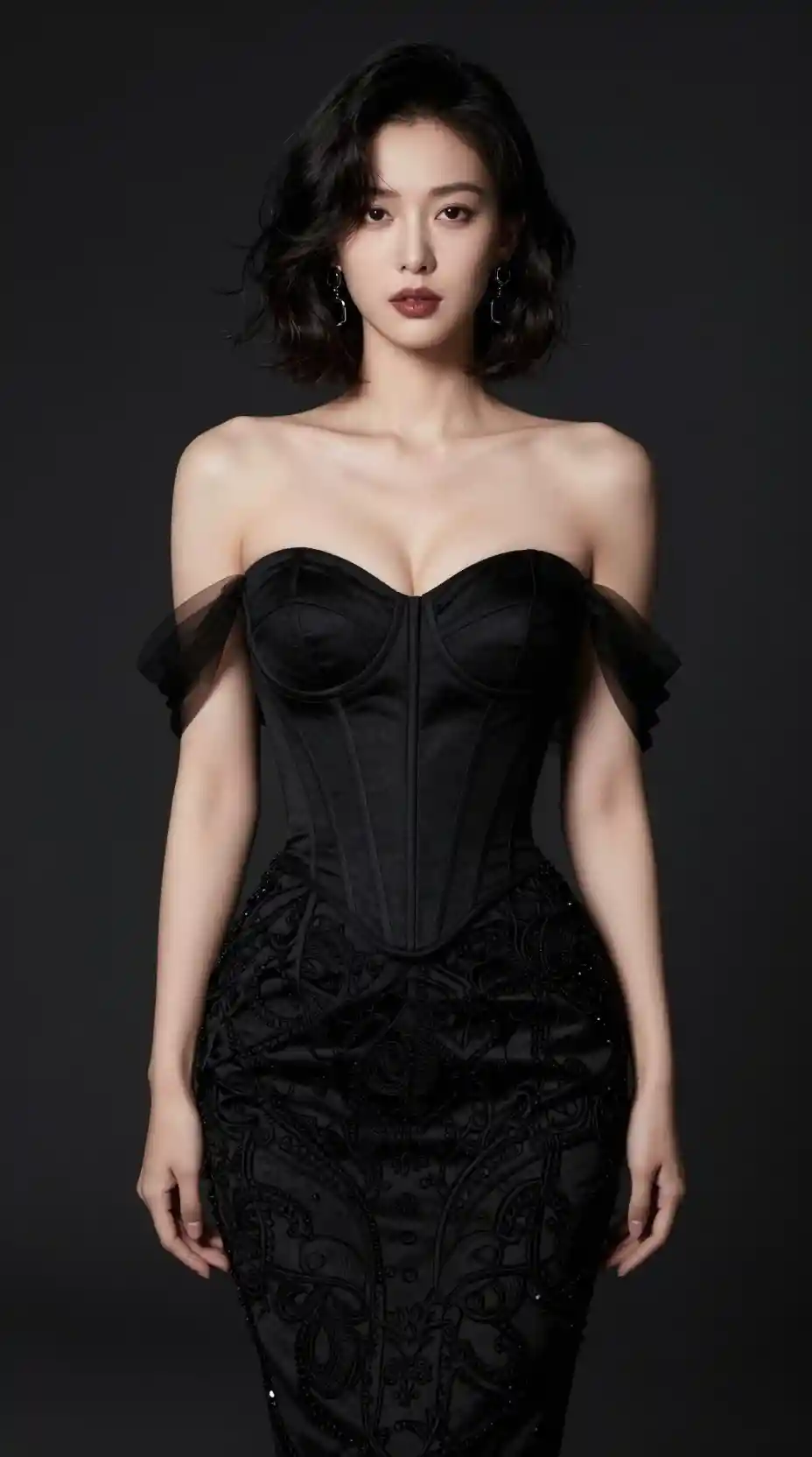 Uma mulher elegante com um vestido preto assimétrico diante de um fundo escuro