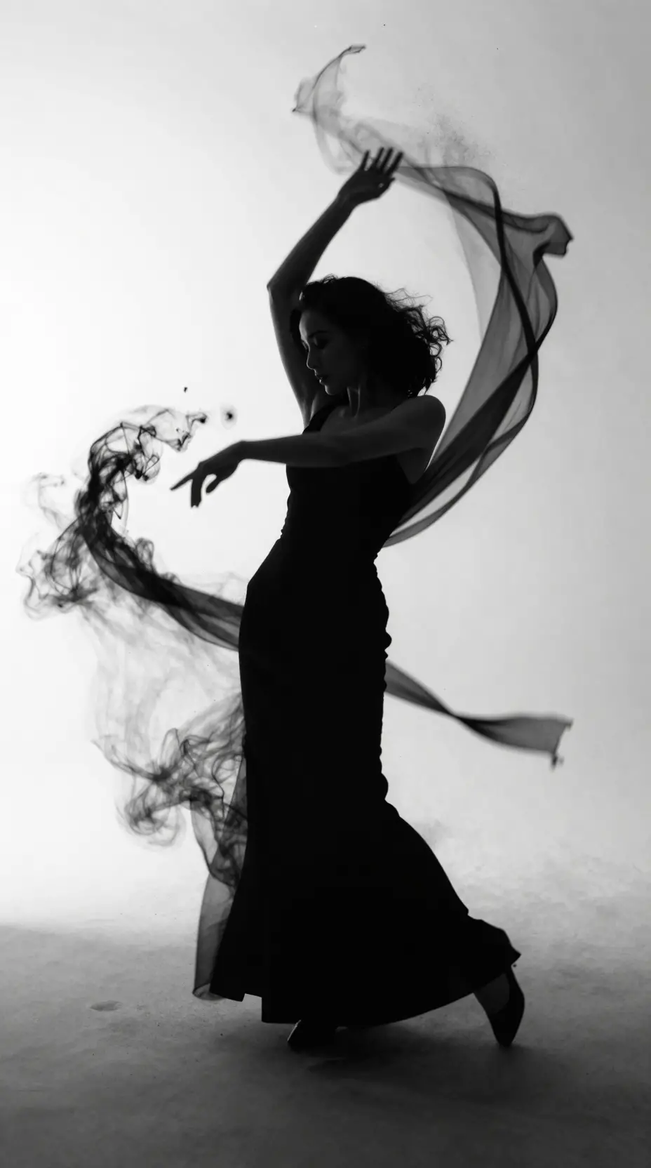 Una ballerina formata da cenere e polvere eterea in movimento