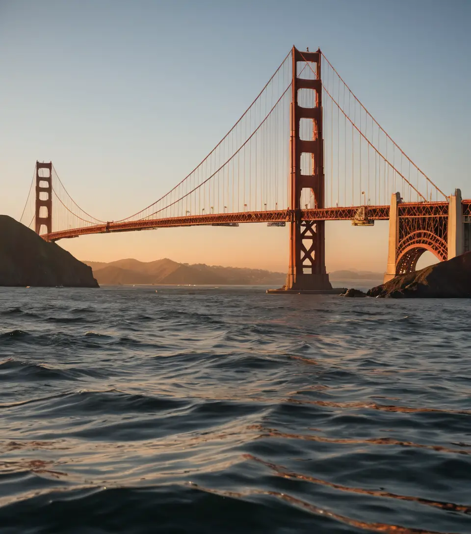 Um navio aproxima-se da Ponte Golden Gate ao pôr do sol