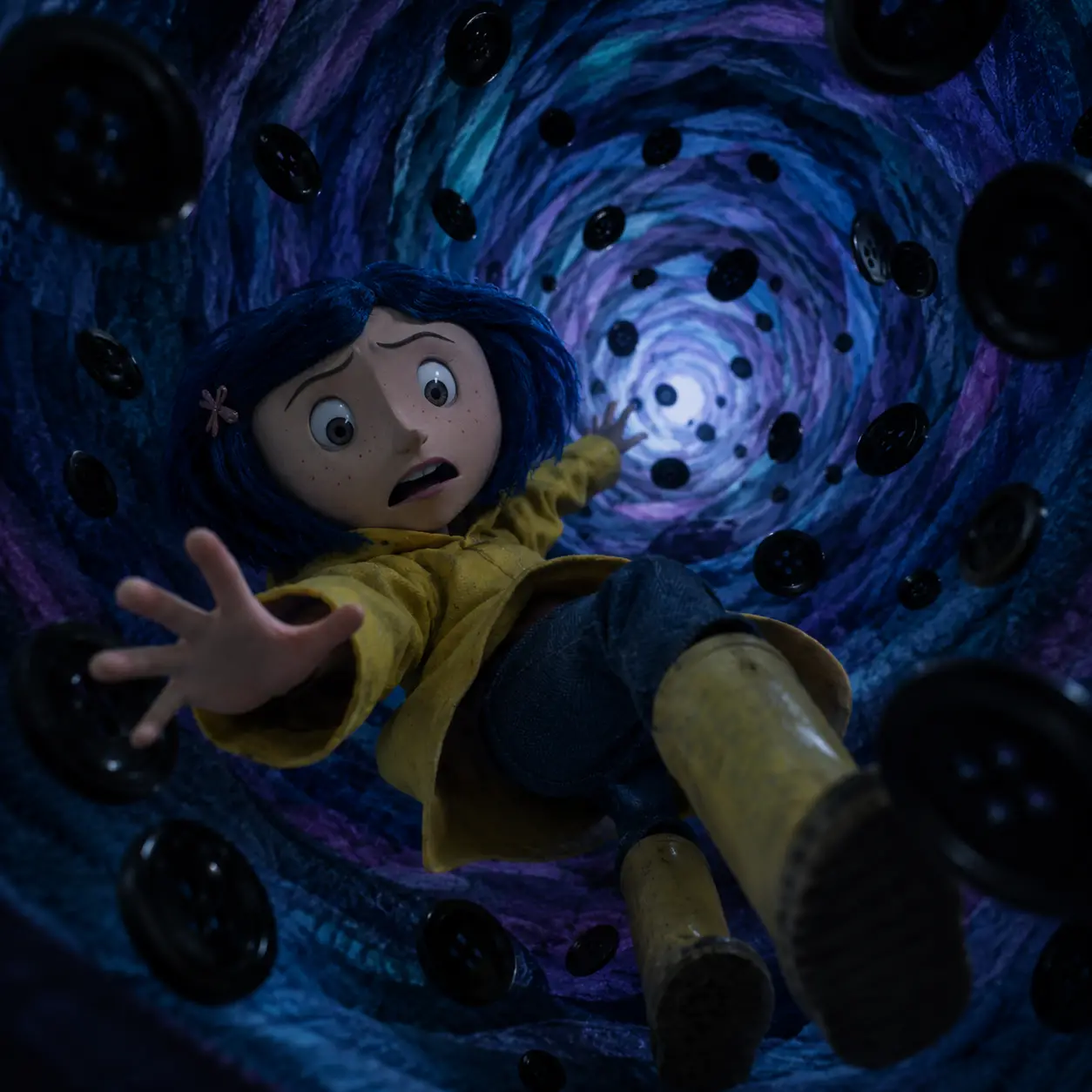 Coraline tombe dans un tunnel parmi des boutons noirs volants