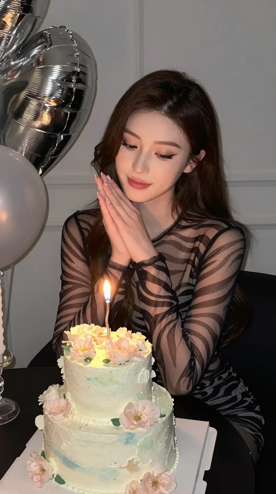 Ein Mädchen feiert neben einer pastellfarbenen Blumenkreation ihren Geburtstag