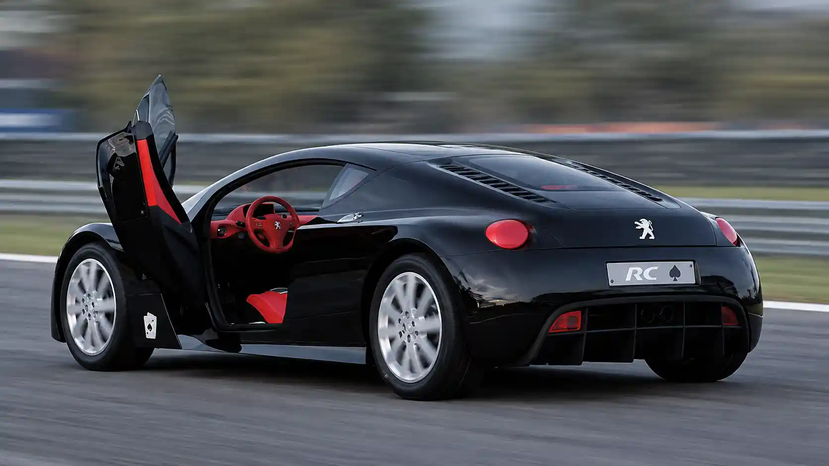 Prototipo negro Peugeot RC Pique con parte trasera fastback en un circuito