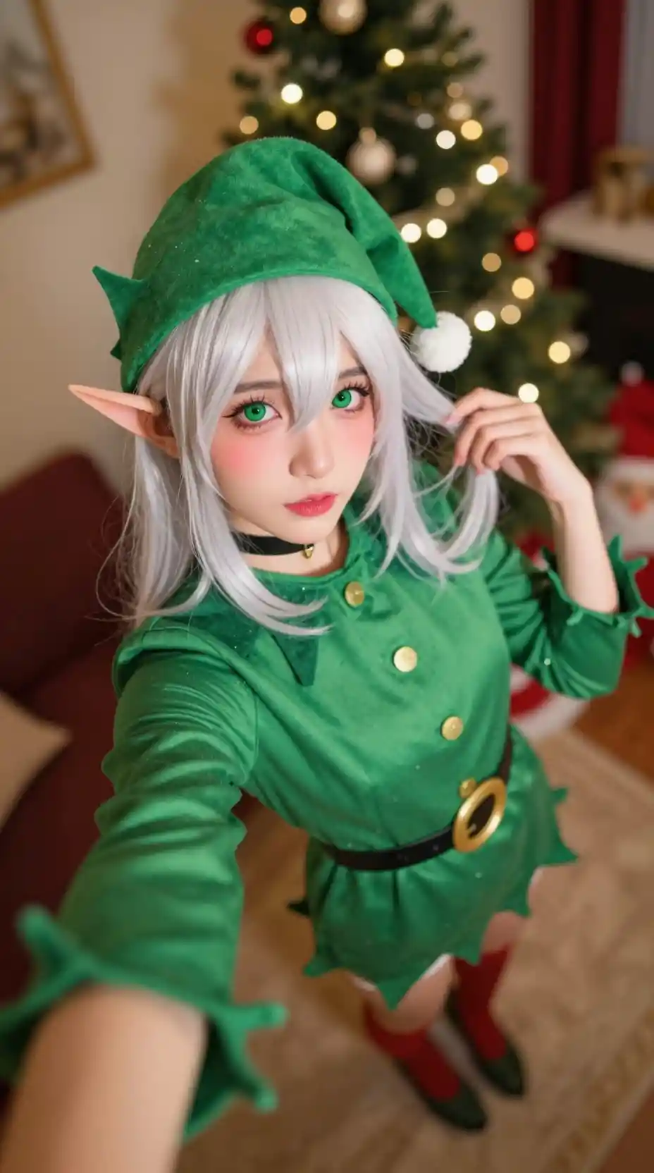 Una joven elfa se hace un selfi con un atuendo festivo verde