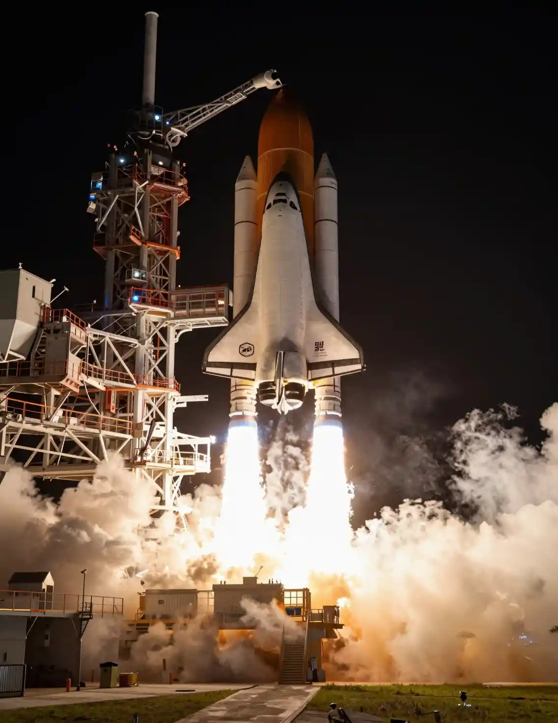 Un transbordador espacial se eleva sobre su plataforma de lanzamiento bajo el cielo nocturno